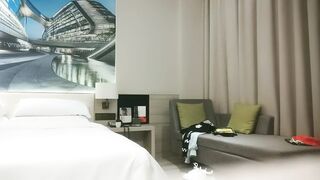 【利哥探花】23岁外围女神，探花史上首现全新性爱动作，眼镜仔实力猛男，小姐姐高潮阵阵爽瘫了