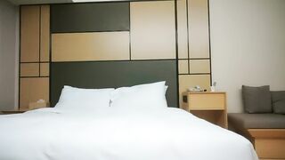 【利哥探花】精品眼镜外围女，苗条身材大长腿奶子不小，穿上情趣透视装网袜，镜头前掰穴深喉骑乘打桩