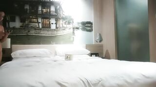 【利哥探花】高价约炮颜值外围兼职妹，各种姿势干到满头大汗