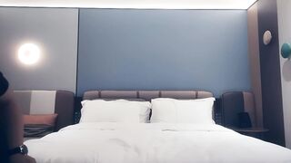 【赵总寻花】‘你啪啪了我30分钟还要给我差评？’极品网红脸大长腿东北御姐，言辞拒绝不让射嘴里和身上，最后还是被偷射一嘴