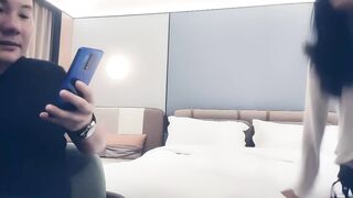 【赵总寻花】难得遇到主动献吻的极品气质黑丝美女，扯烂丝袜狂草二十分钟，把苗条美人操的尖叫不停