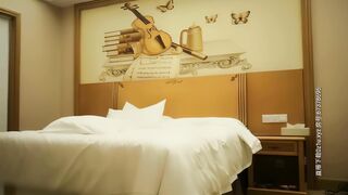 【黄先生探花】约了个网红脸大奶妹子TP啪啪，换上黑丝沙发摸逼69口交拉手后入猛操