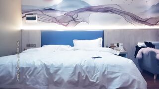 【黄先生探花】都市时尚妹，跪着卖力口交，扯头发后入抽插，呻吟不断