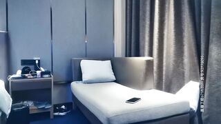 【黄先生探花】高颜值蓝衣妹子，扣逼舔弄口交沙发上后入大力猛操