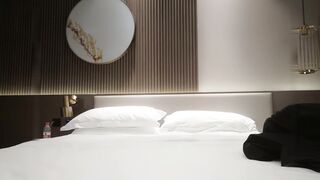 深夜场约了个高颜值气质妹子 啪啪舌吻互摸口交上位骑乘侧入猛操呻吟很嗲