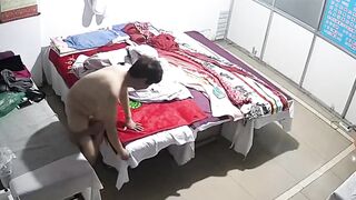 【中医按摩养生馆】白虎大妈名义上来理疗按摩的实际是想被猥琐老中医干的内射完还不让J8拔出去