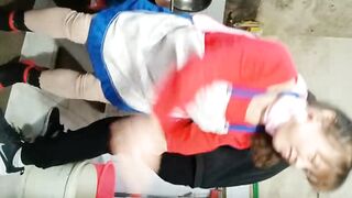 【人妻】寂寞少妇被快递小哥按在床上疯狂输出，丈夫在隔壁却不知