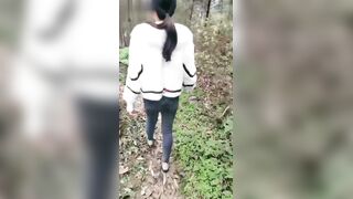 寂寞的大学生情侣，上完网课后无聊，相约到茶园野战