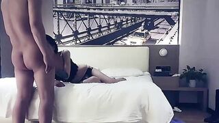本人比照片还漂亮，花臂纹身娇小美女，撩下衣服就要吸奶子，跪着深喉舔屌，抱起来撞击爆插，如此美女连续搞了两炮