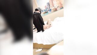 专业团队酒店自拍无套啪啪女仆装，传教士打桩白浆流出多个角度抽插，还个男主继续来