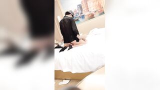 专业团队酒店自拍无套啪啪女仆装，传教士打桩白浆流出多个角度抽插，还个男主继续来