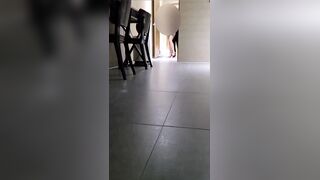 [糖心Vlog] 【绿意盎然】绿妻大神记录极品淫荡娇妻【亨利夫妻】喷血全裸诱惑取外卖，色诱骑手小哥，口爆采精才让离开