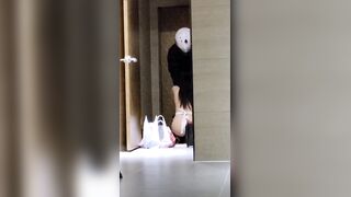 [糖心Vlog] 【绿意盎然】绿妻大神记录极品淫荡娇妻【亨利夫妻】喷血全裸诱惑取外卖，色诱骑手小哥，口爆采精才让离开