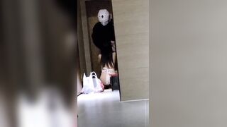 [糖心Vlog] 【绿意盎然】绿妻大神记录极品淫荡娇妻【亨利夫妻】喷血全裸诱惑取外卖，色诱骑手小哥，口爆采精才让离开