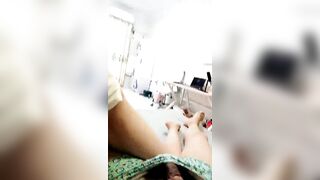 清纯颜值大姐姐叫上03年炮友小弟，主动拔下内裤舔屌，骑在身上扣弄多毛骚穴，骑上来猛坐，小弟不得先几下就高射