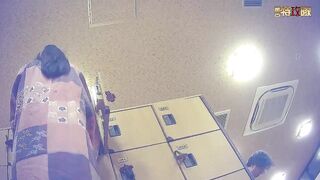 温泉洗浴中心女宾【换衣室洗浴间-2】内部真实偸拍，好多年轻嫩妹，各式各样大奶，翘臀性感的毛毛不知不觉，J8都看硬了