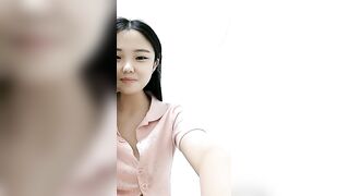 甜甜的小骚妹快开学了挣点生活费【上篇】全程露脸大秀直播很有料，揉捏圆润的奶子自己舔，骚逼特写展示很是粉嫩