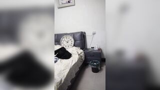 新来的极品妹子必须拿下，慢慢扒光给小哥乖巧的舔弄着鸡巴，套都不用带直接上位抽插，给小哥哥直接干射推荐