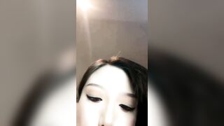 极品网红颜值女神下海小尺度诱惑，黑色丝袜撕裆，张开双腿揉搓阴蒂，半脱下丝袜扭动美臀，对着镜头特写诱惑
