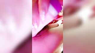 极度淫骚红唇御姐大尺度暴力自慰【上篇】站立屁股对着镜头假屌深插，从下往上视角揉穴，翘起双腿道具极限深插