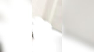 极骚小姐姐护士帽浴缸里大尺度自慰，假屌放浴缸里上位骑坐，特写圆润屁股套弄，张开双腿快速暴力抽插