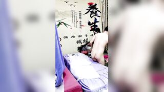 中医养生馆帘子外的呻吟，一起享受按摩的男女，小哥撩骚女技师激情啪啪，隔着体位爆草，隔壁少妇受不了自慰