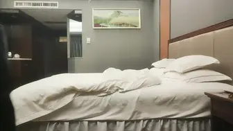 【小马探花】足浴店重金忽悠，26岁良家小姐姐，大胸诱人，聊天熟络，舌吻交合