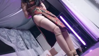 【悠米定拍】《OL的游戏3》 辅导完下属工作后，换上情趣旗袍，谁知道这小子又折返回来，我的秘密被他发现了，他把我捂晕