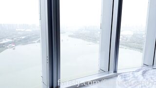 美脚桃桃足交绝叫性爱 高潮迭起，落地窗前内射中出