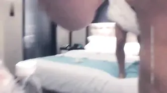 双飞大秀成熟御姐跪爬服侍 吸吮鸡巴玩弄蛋蛋