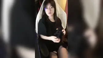 清纯极品尤物眼镜学生妹黑丝嫩穴特写掏鸡巴抽插几下翘起双腿好想被操