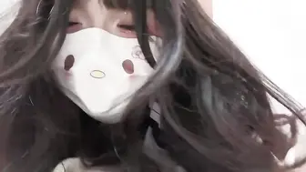 哥哥在打飞机，我跑到哥哥房间门口自慰被发现