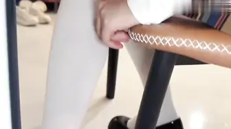 女儿闺蜜找她写作业，女儿在旁边写作业我偷偷摸摸操着她闺蜜，猛烈地撞击，享受着她的紧致。