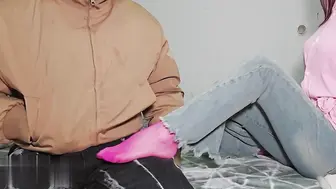 妹妹为了报答哥哥，化身性感红丝护士，紧致蜜穴被哥哥肉棒疯狂抽插内射