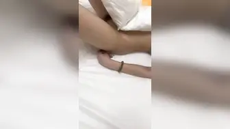 妹妹发烧后企图自慰给自己降火，没想到哥哥反手掏出鸡巴给妹妹打针哥哥一时分不清妹妹是发烧还是发骚！