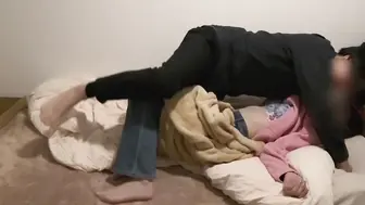 姊弟乱伦调教我色情的姐姐 散发着勾人魂魄的香味。弟弟无法抗拒，被姐姐压在身下，她用手握住弟弟那坚挺的肉棒