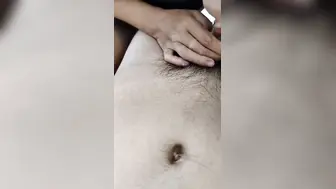 嫂子感冒了，我来照顾她，她居然叫我帮她打针 我则暗自亢奋，想象着她身体里的每一寸肌肤