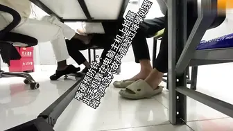 【真实乱伦】舅妈边跟同事开会边给我足交