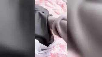 下雨天爸妈不在家和妹妹独处，趁她打王者开语音的时候，插入让她对着手机放肆淫叫