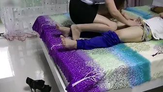 乱伦真实母子乱伦，儿子睡午觉时妈妈搞硬他的鸡巴 ，开始淫荡的动作，用舌头舔舐、嘴巴吞吸
