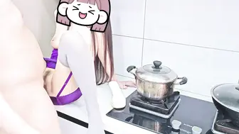 骚妈穿着厚黑带假鸡巴暴露，被人发现不敢动了，做爱让遛狗大姨看见了，这一天真是刺激