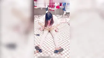 JK小萝莉 床上找男友拍色色视频 毫不遮掩地展现激情肉搏，尽情享受彼此的身体