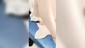 〖白虎箩莉〕罕见一线天明器，淫叫爸爸一边自慰流浆