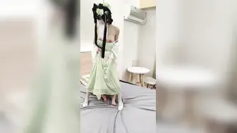 白丝梦蝶汉服啪啪，纯欲风乖乖女 到床上本性就暴露了 真的特别反差 高潮到胡言乱语骚话连连