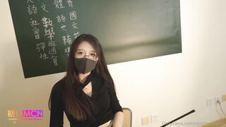 新作  Hot Releasebr  老師的肉棒調教 - Sex Education Classbr  br  課堂上偷拍被我抓包的壞學生，不但沒有被懲罰，還能