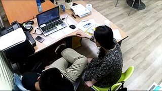 公司摄像头破解偸拍下班后经理与碎花连衣裙文员用电脑看黄片一起研究性爱动作在办公桌前打一炮！